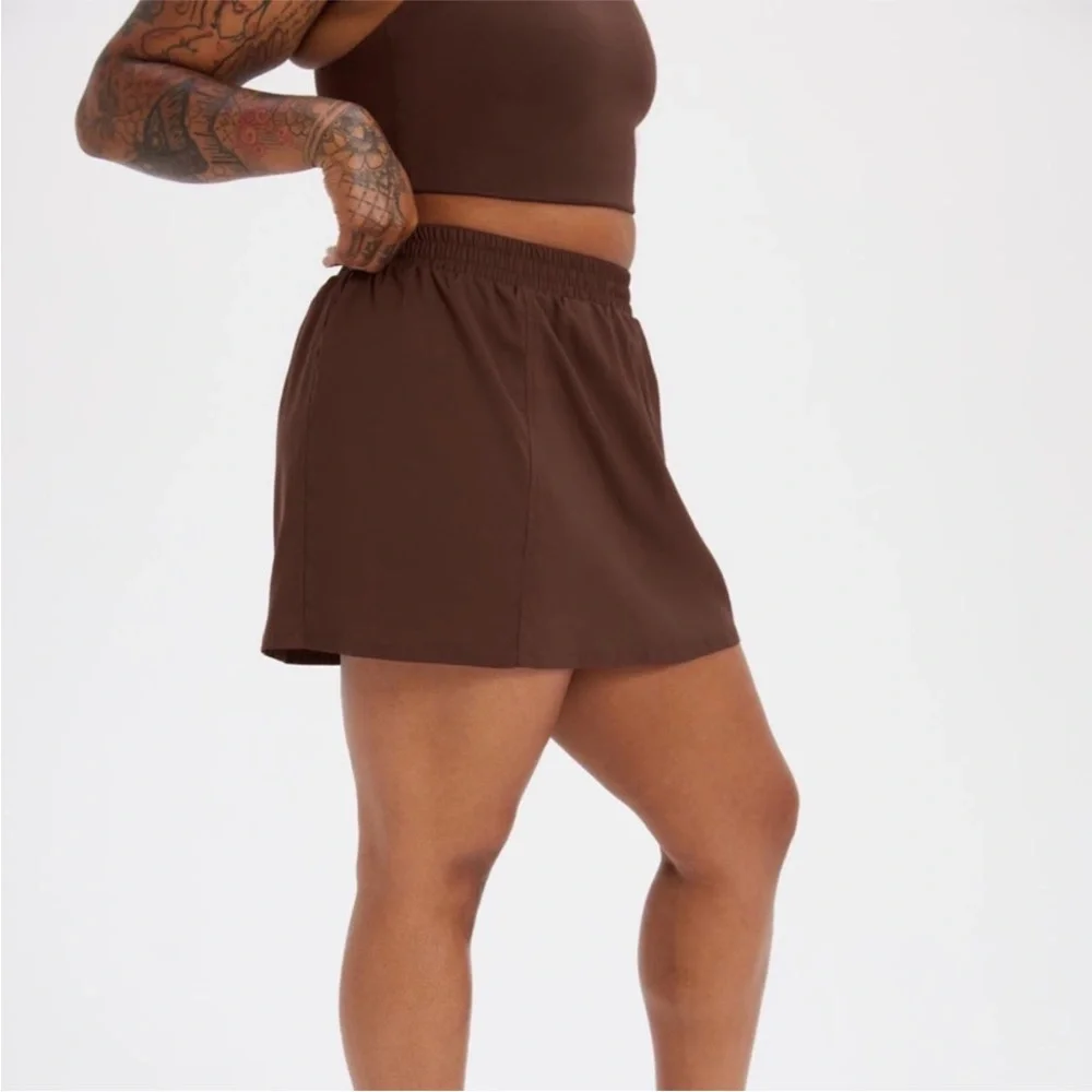 GIRLFRIEND COLLECTIVE Birdie Woven Skort in Earth Brown L